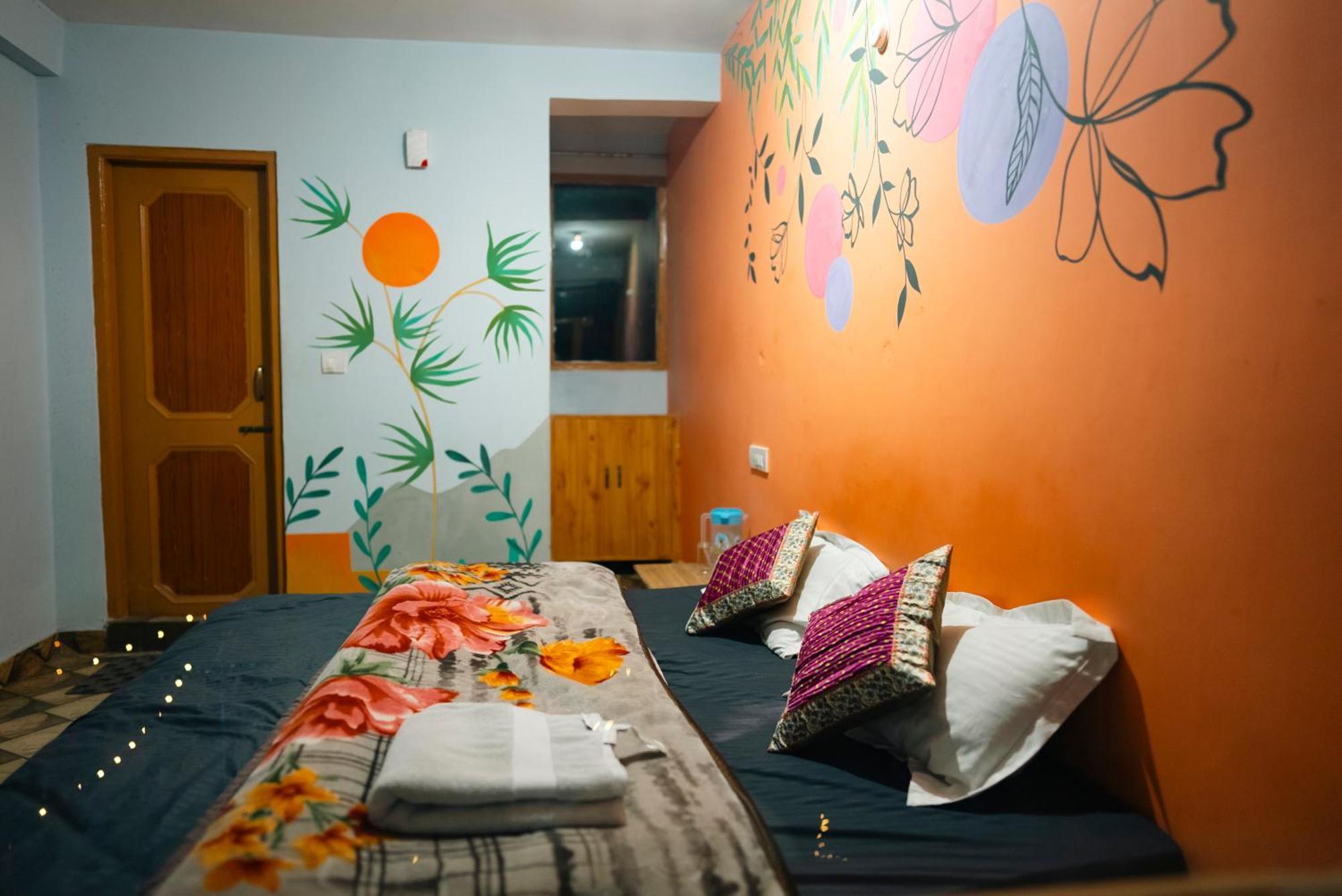 360 Degree, Riverside Stay, Old