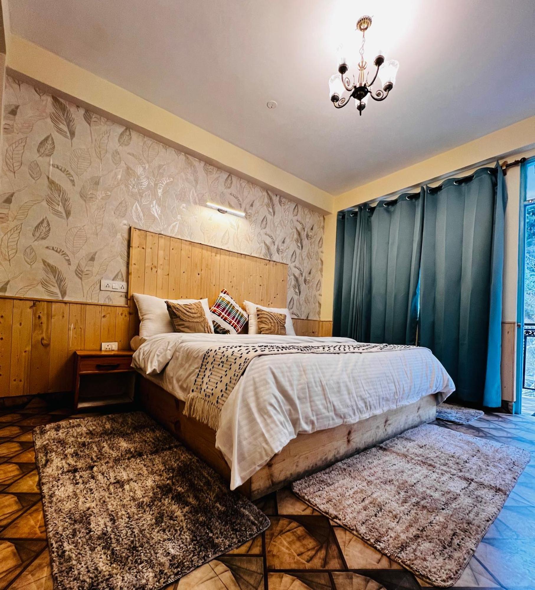 360 Degree, Riverside Stay, Old *